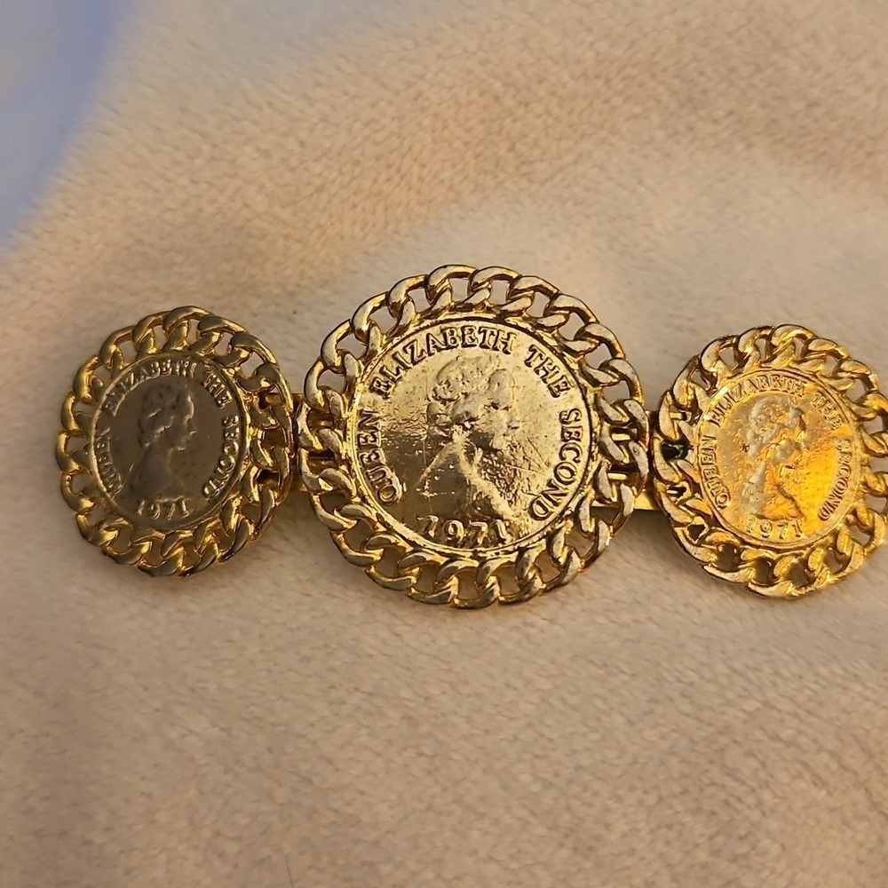 Vintage Elegant 1971 Queen Elizabeth the Second Coin Castlecore Barrette - Picture 2 of 7